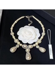 Chanel Pearl Short Necklace White 01 2019 Collection AQ00892