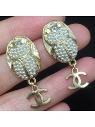 Imitation Chanel Pearls Beetle Short Earrings Pearly White/Gold 2019 Collection AQ00615